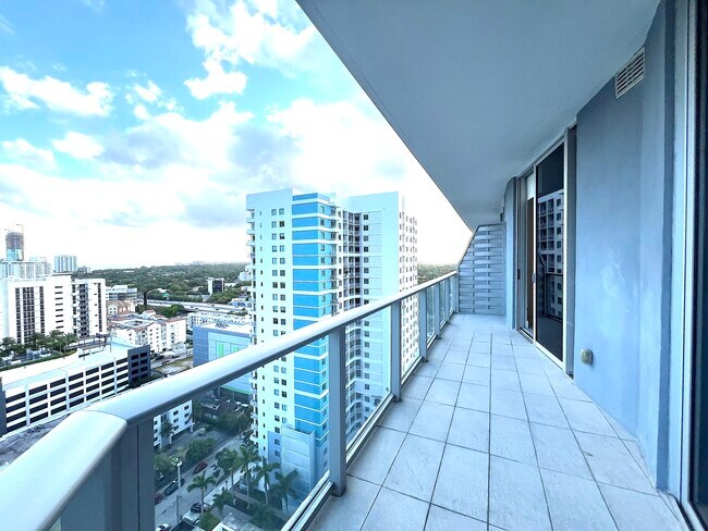 Building Photo - 1010 SW 2nd Ave