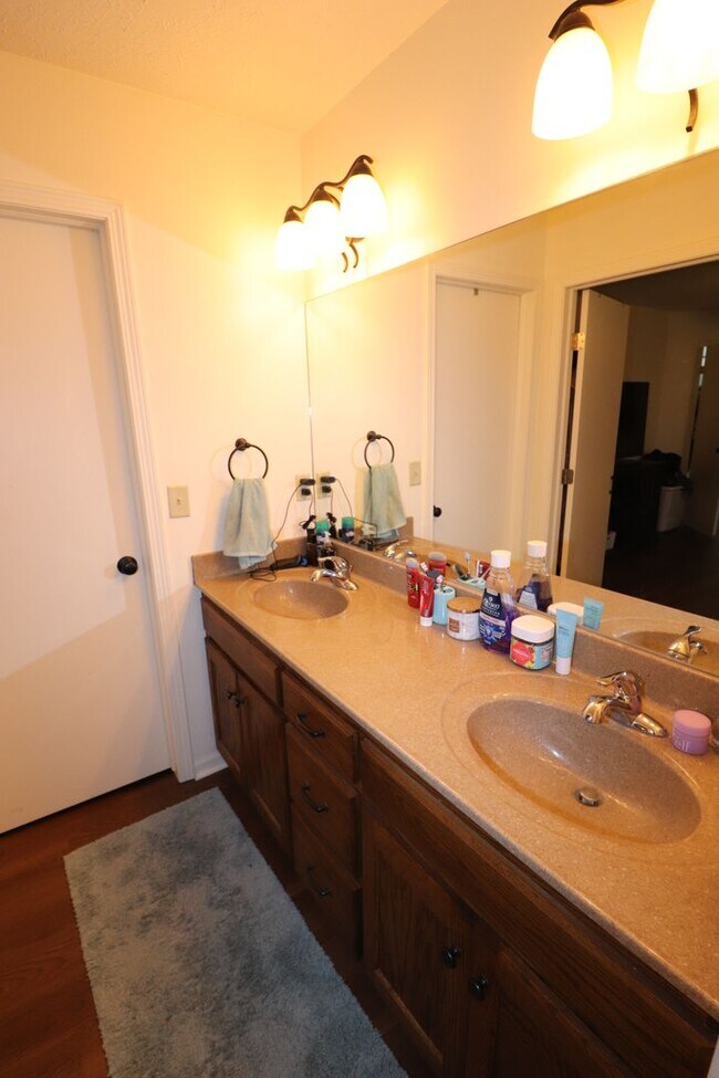 Building Photo - Spacious Home for Rent!