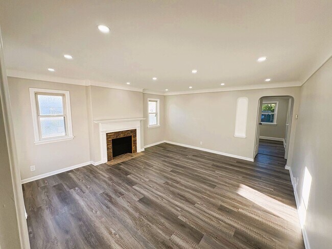 Building Photo - 4-Bedroom Home with Finished Basement & Mo...