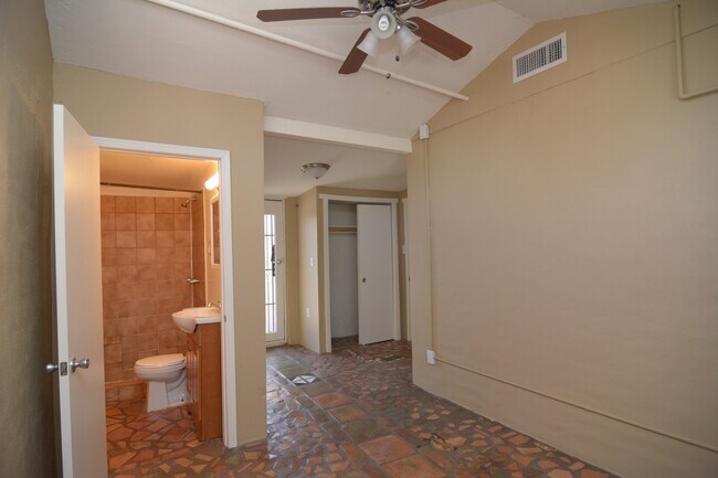 Building Photo - Charming 3 Bedroom 2 Bath House! Central T...