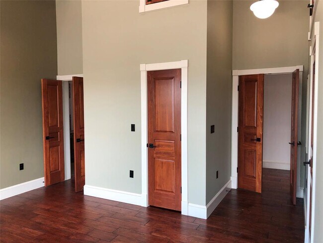 Building Photo - 110 W 2nd St