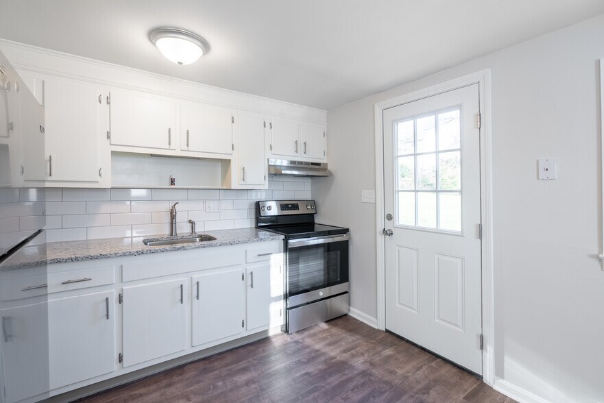 Building Photo - 8 Elm Hill Dr