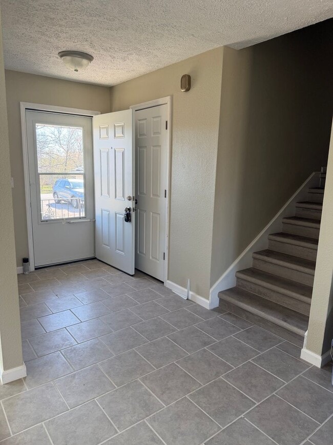 Building Photo - AVAILABLE APRIL 3RD