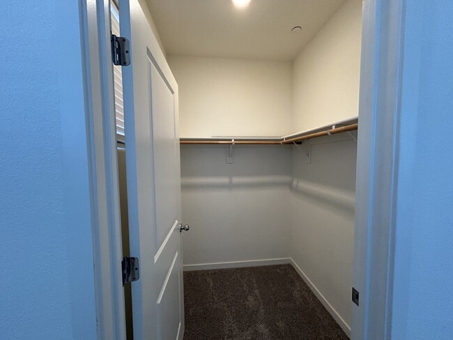 Building Photo - Fresh 3 Bed, 2 Bath Home - Close to shopping!