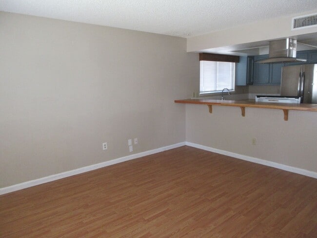 Building Photo - Spacious 3bd 2.5ba Quiet location.