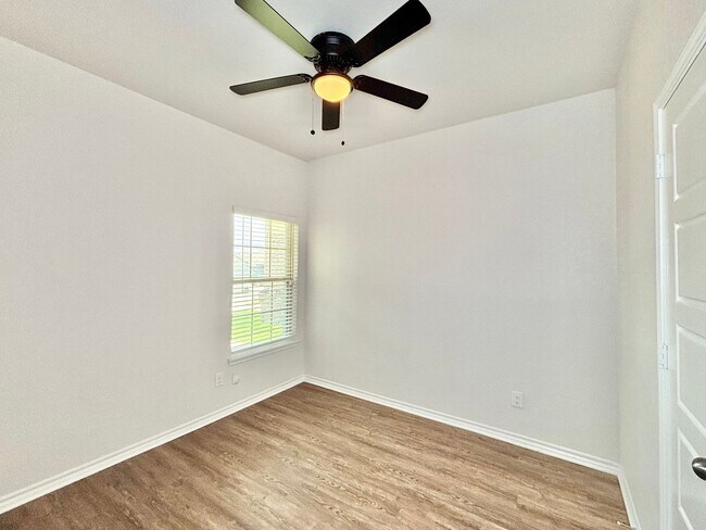 Building Photo - Gorgeous 4 bedroom home!
