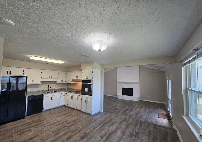 Building Photo - Adorable move-in ready home 3 bedroom 2 bath