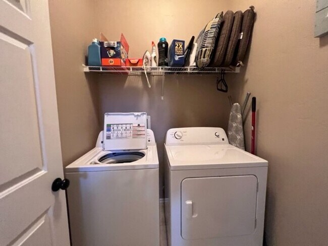 Building Photo - 2BR Vacation Home in Gated Community Bullhead Parkway with Utilities Avail 10/1