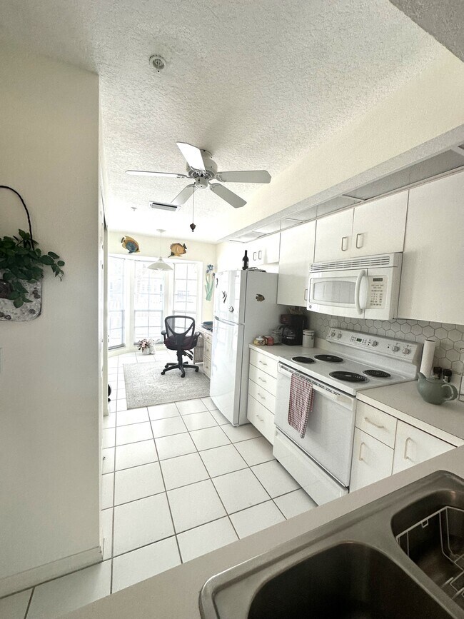Building Photo - 204 Silver Lake Dr