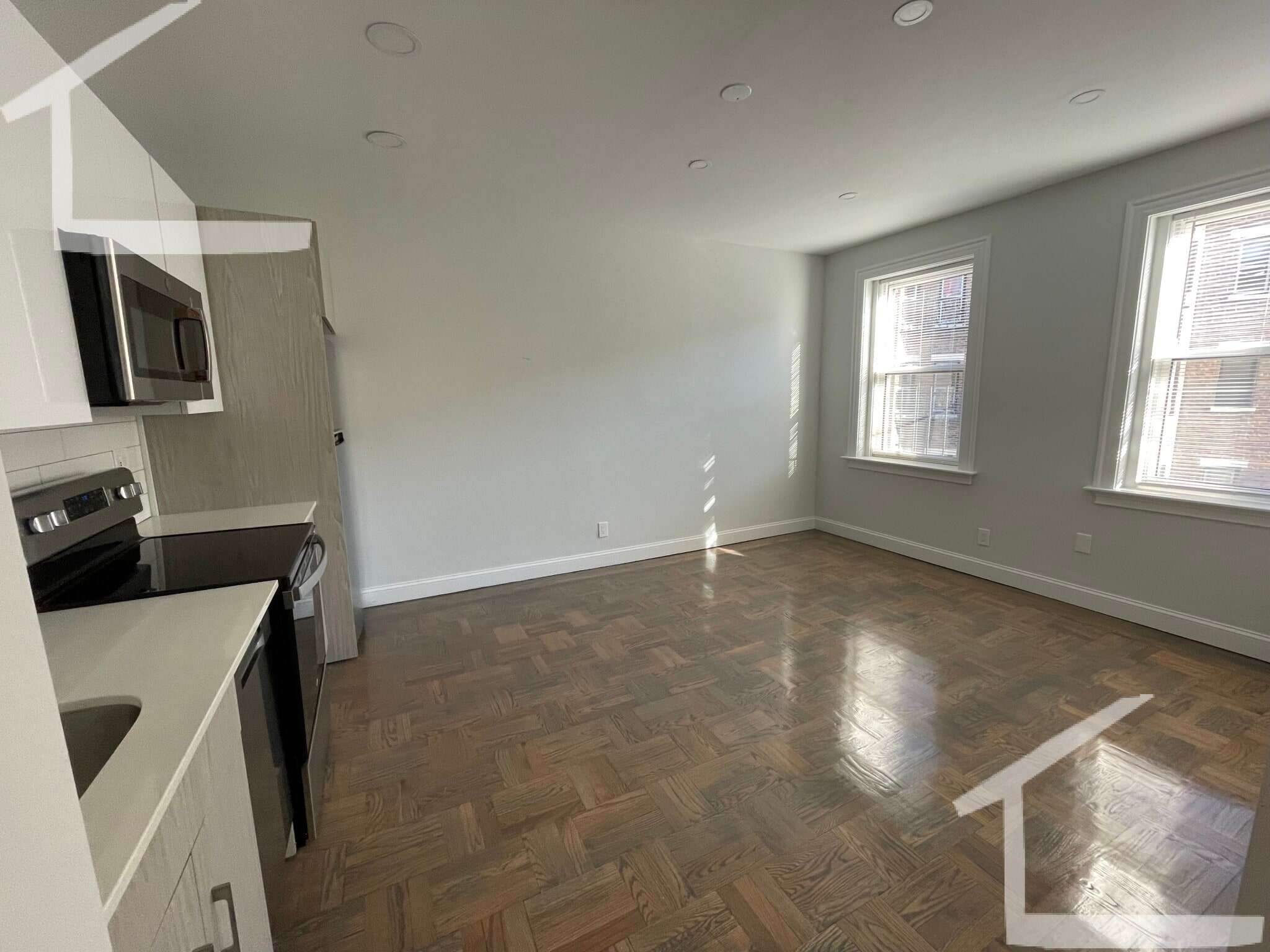 Building Photo - 20 Queensberry St