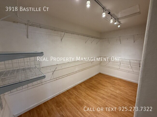 Building Photo - 3918 Bastille Ct