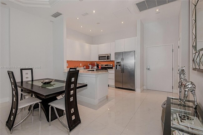 Building Photo - 2301 Collins Ave