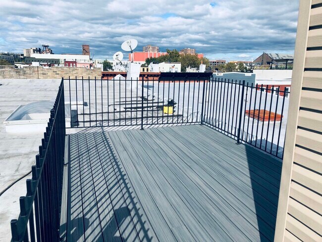 Building Photo - 347 7th St