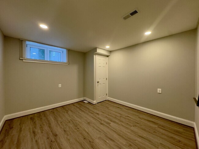 Building Photo - Fully-Renovated 3 Bedroom/2.5 Bathroom with In-Unit Laundry near Highlandtown, Baltimore, MD!