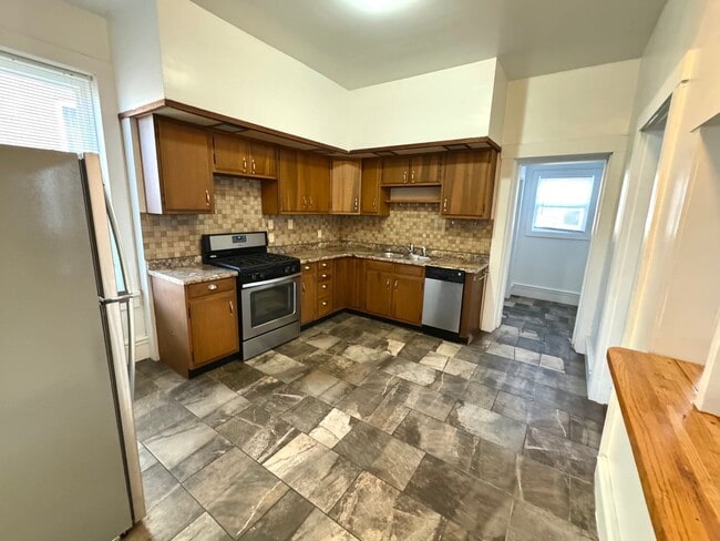 Building Photo - 4 Bedroom / 2 Bath House - Near SEMO's Cam...