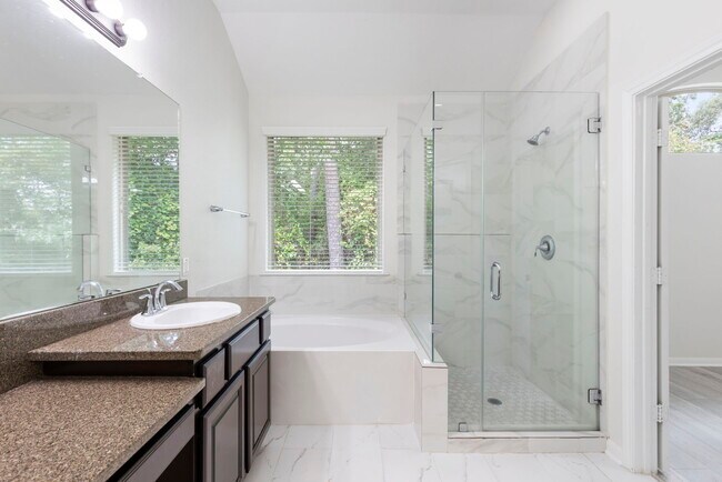 Updated Bathroom with tub/shower - 14 Cheswood Manor Dr