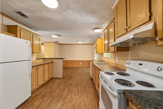 Building Photo - Spacious 3BR/2BA Home  Available Now!