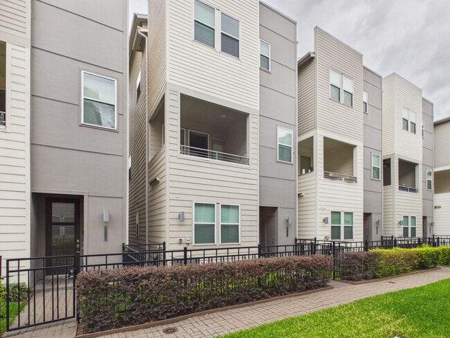 Building Photo - 2711 Clinton Dr