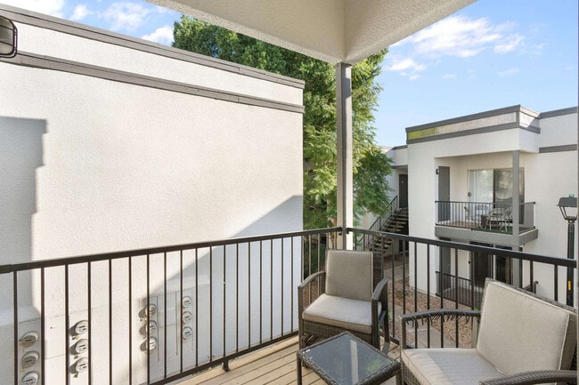 Building Photo - 740 W Elm St