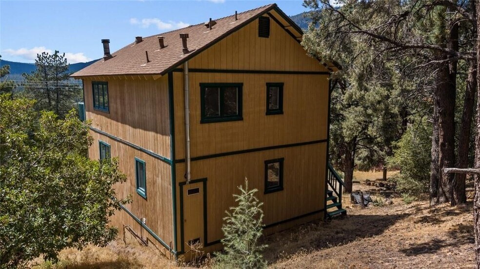 Building Photo - 2304 Woodland Dr