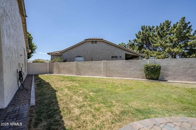 Building Photo - 1001 N Quail Ln