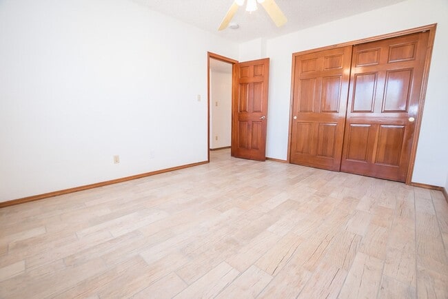 Building Photo - Large Home in Quiet Area, 3 Bedroom, 2 Bat...