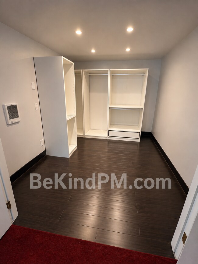 Building Photo - Spacious, Bright & Pet Friendly!
