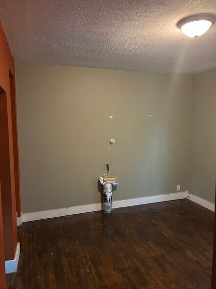 Building Photo - 418 W Lapeer St