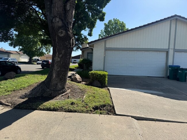 Building Photo - 2 bed 2 bath with 2 car garage