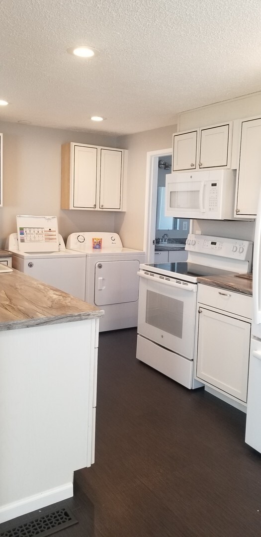 Building Photo - FURNISHED- 3 bed 2 bath single car detached garage, large lot Lawn care included