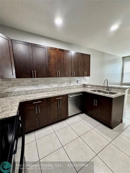 Building Photo - 4425 SW 160th Ave