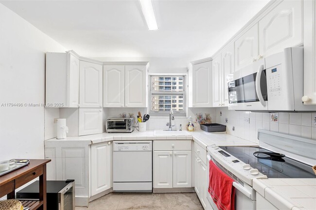 Building Photo - 5555 Collins Ave