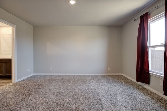 Building Photo - $500 Off the First Full Months Rent!!