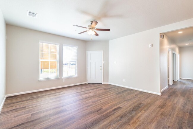 Building Photo - 111 Park Place Cir