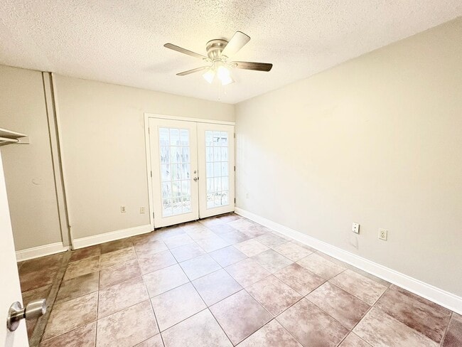 Building Photo - 403 Fox Run Ave