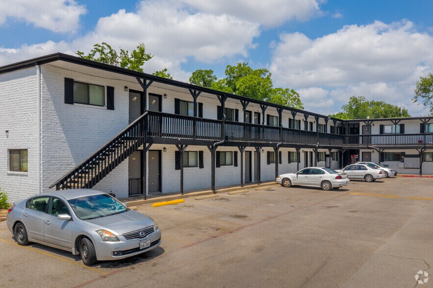 Building Photo - Oak Street Flats: Ranch Style Fully Remode...