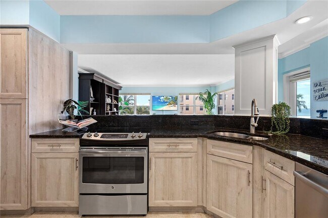 Building Photo - 603 Longboat Club Rd
