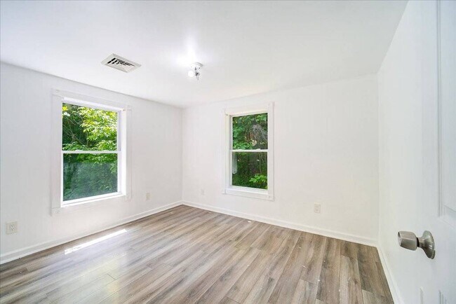 Building Photo - 629 S Rd