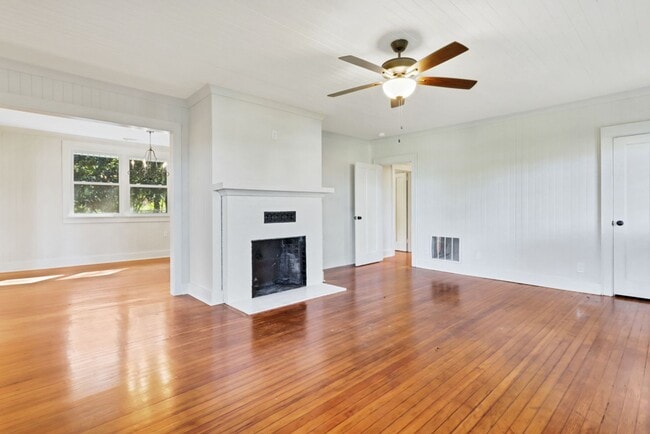 Building Photo - Great location