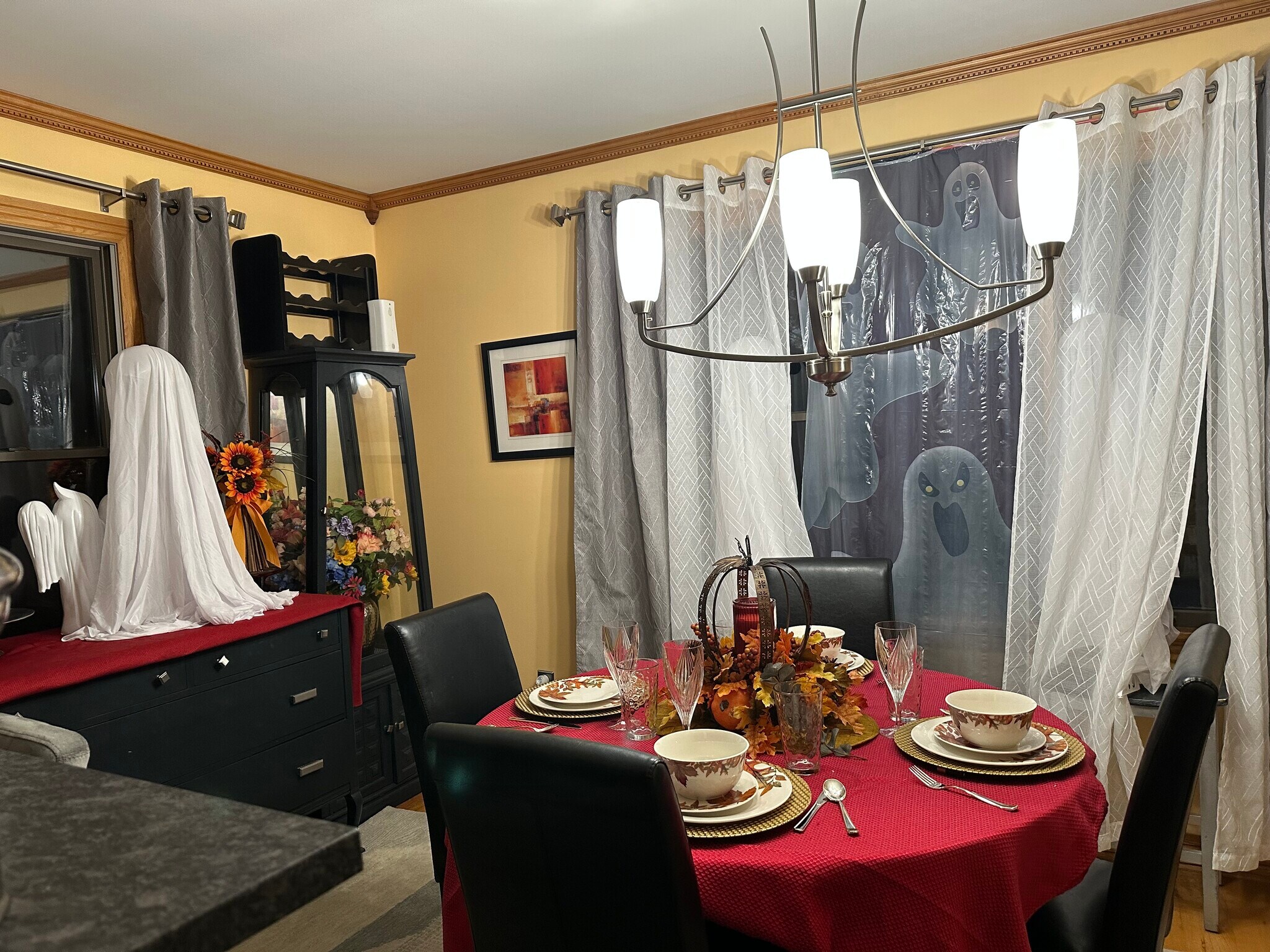 3 leaf expandable dining table, set for 4-8 people. - 20 Magnolia Hl