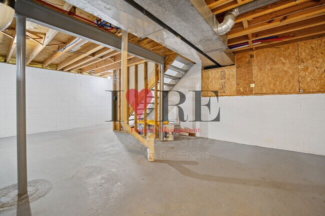 Building Photo - 3048 Hollybank Rd