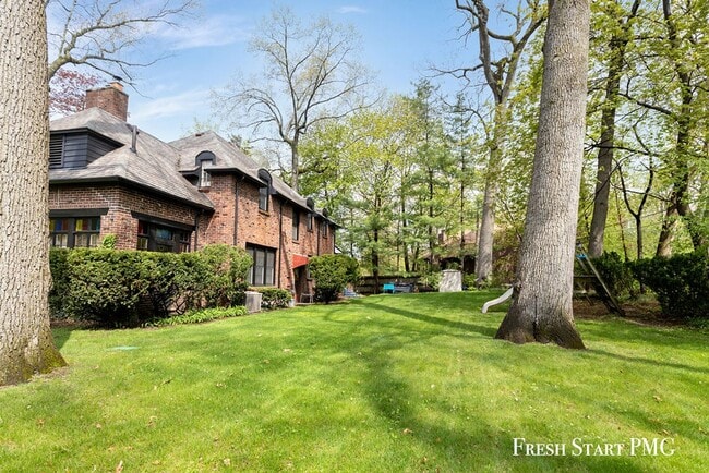 Building Photo - 28 Woodmer Ln