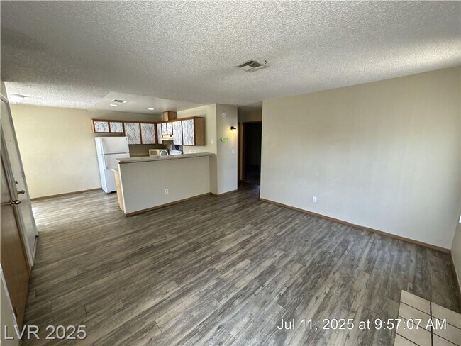 Building Photo - UPSTAIRS 2 BEDROOM UNIT ON THE EASTSIDE!