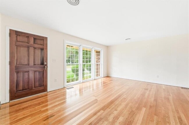 Building Photo - 704 Fort King George Dr