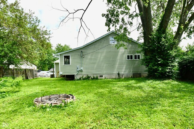 Building Photo - 3550 Eisenhower Dr
