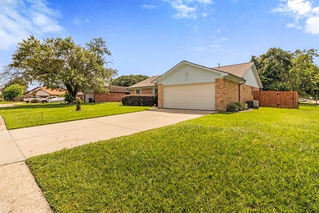 Building Photo - 16319 Pitch Pine Dr