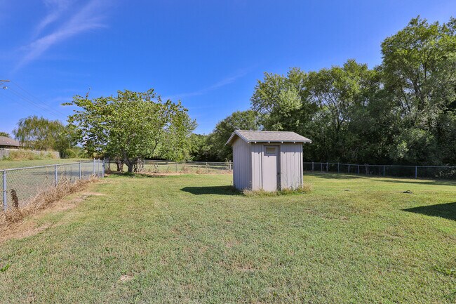 Building Photo - 2305 E Hines St