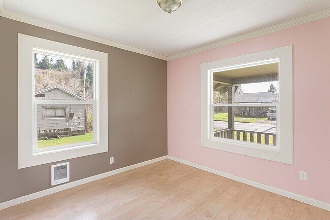 Building Photo - 208 B St