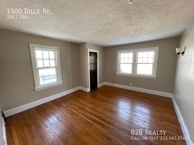 Building Photo - Beautiful and Newly Renovated Single Famil...