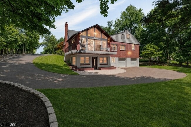 Building Photo - 140 N Farview Ave